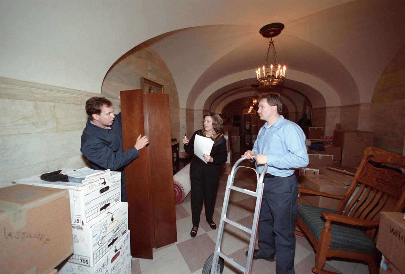 პრეზიდენტ ბილ კლინტონის ნივთების შეტანა თეთრ სახლში, 1993 წელი