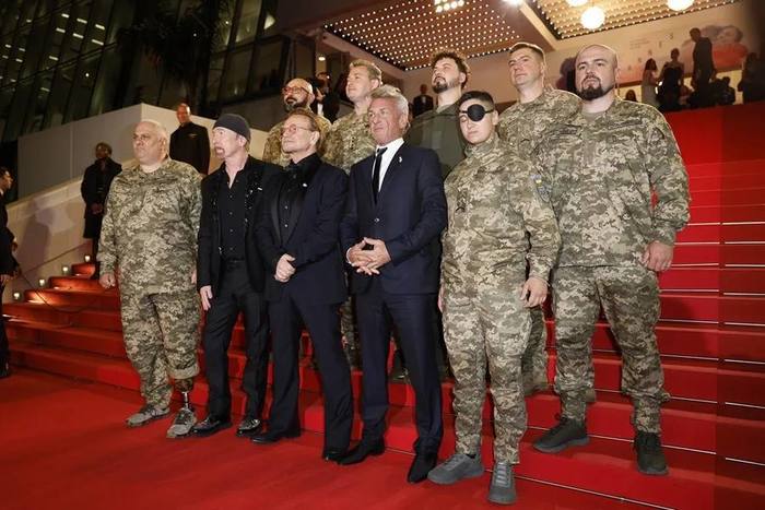 U2 და შონ პენი კანში