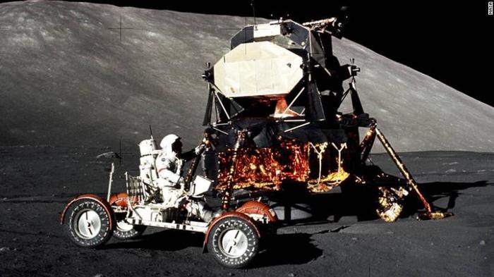 აპოლო 17-ის მისიის ხელმძღვანელი იუჯინ ცერნანი მთვარეზე გადასაადგილებელ მანქანას მართავს