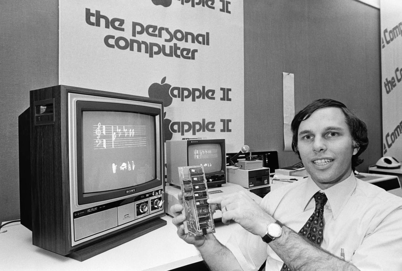 კომპიუტერული მაღაზიის მენეჯერი ჯოლ სკოლნიკი Apple II-ის მეხსიერების დაფას გვაჩვენებს. 1978