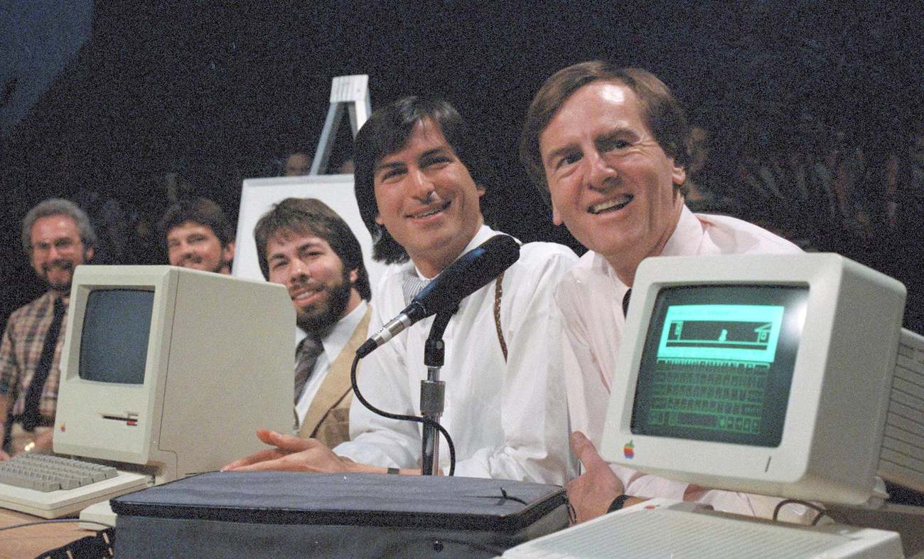 ვოზნიაკი, სკალი და ჯობსი კონფერენციაზე იმყოფებიან, სადაც ისინი Apple II კომპიუტერს განიხილავენ. სან-ფრანცისკო, 1984.