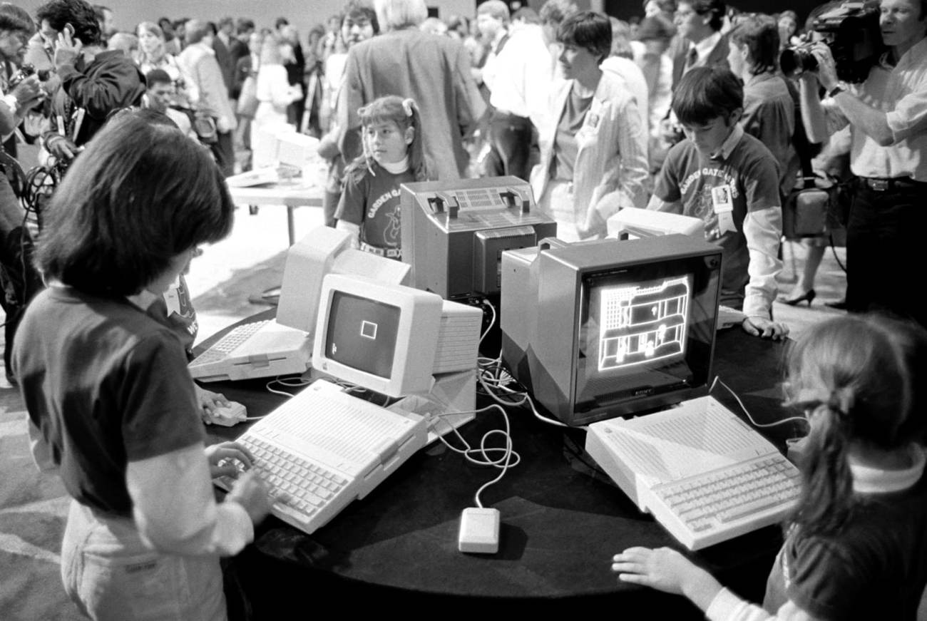 სან ფრანცისკოს კოპიუტერული კლუბის წევრები Apple IIc-ის ახალ კლავიატურას ცდიან, 1984.