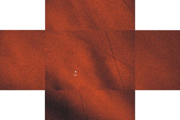 ლაგრანჟის მე-5 წერტილის გარშემო არსებული პოლარიზებული სინათლის საშუალებით ასტრონომებმა მტვრის ღრუბლის არსებობა დაადასტურეს