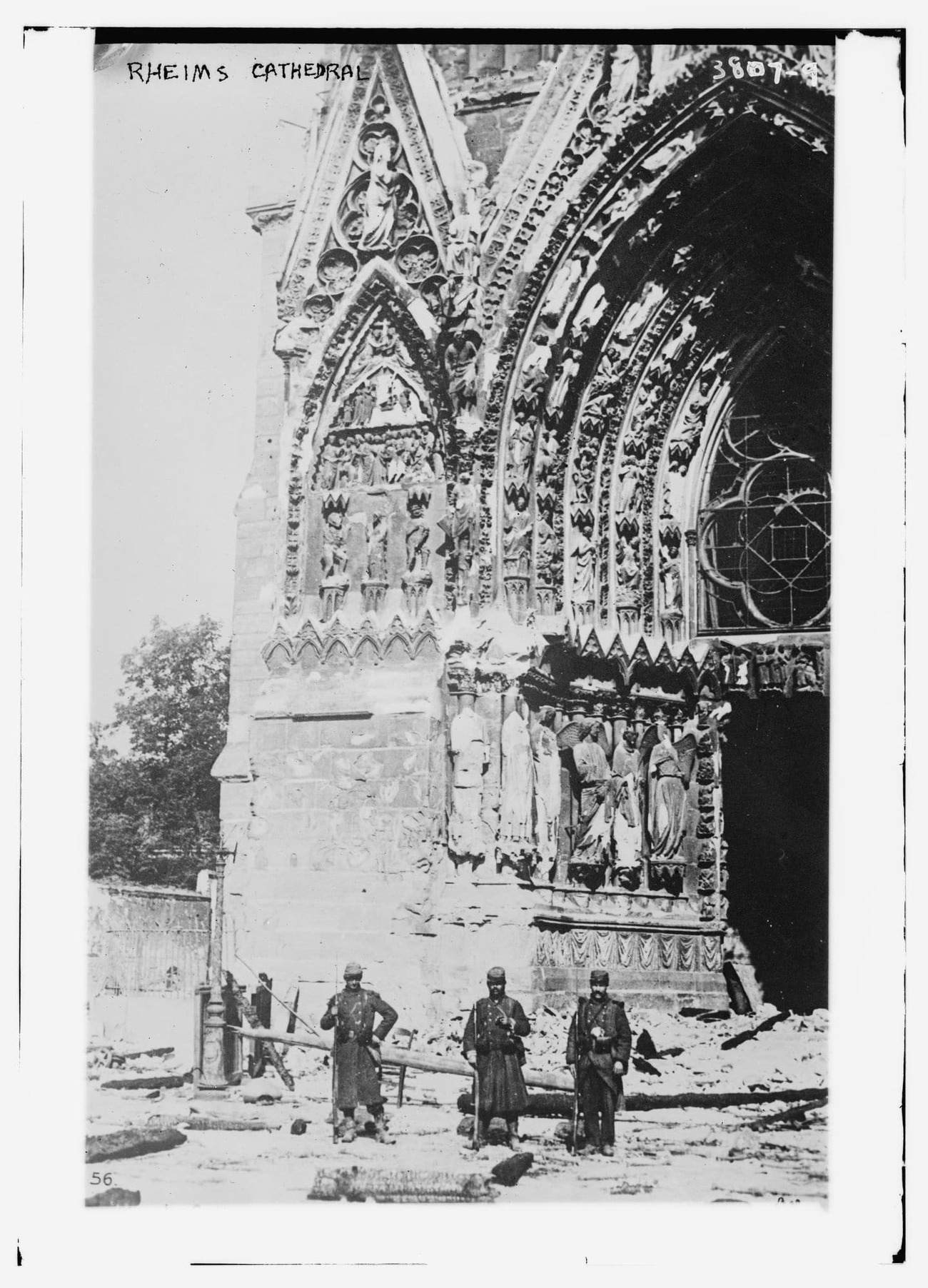 რეიმსის ნოტრ-დამის კათედრალი, საფრანგეთი, 1914 წლის სექტემბერი