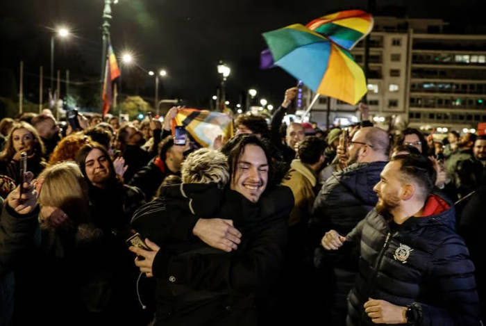 ლგბტქ+ თემის წევრები და მხარდამჭერები საბერძნეთის პარლამენტის წინ ერთნაირსქესიანთა ქორწინების დაკანონებას ზეიმობენ — 15 თებერვალი, 2024 წელი