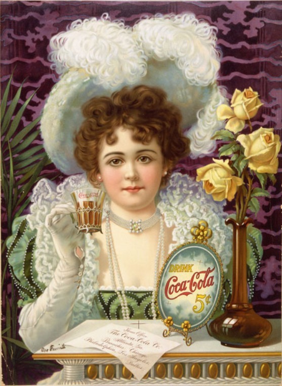 Coca-Cola-ს პირველი ბეჭდური რეკლამა გამოქვეყნდა 1895 წელს, რომელშიც მონაწილეობდა ახალგაზრდა ბოსტონელი მსახიობი ჰილდა კლარკი, რომელიც კომპანიის წარმომადგენელი იყო.