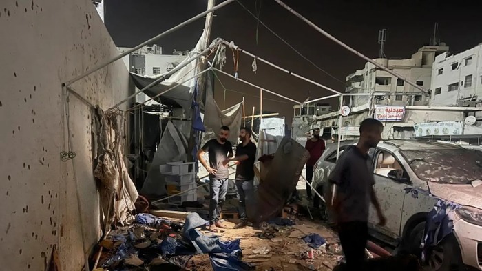 პრესისთვის განკუთვნილი კარავი ალ-შიფას საავადმყოფოსთან, რომელზეც იერიში ისრაელის საჰაერო ძალებმა მიიტანეს