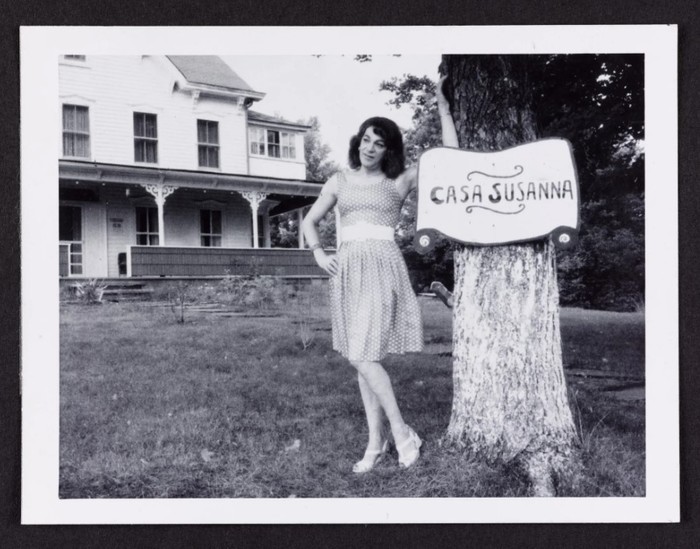 სუზანა Casa Susanna-ს ნიშანთან