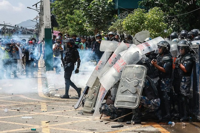 შეიარაღებული პოლიცია პარლამენტის შენობას იცავს