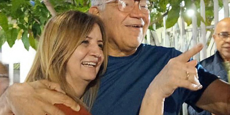 ვენესუელის ყოფილი პრეზიდენტობის კანდიდატი ენრიკე მარკესი მეუღლესთან, სონია ლუგოსთან ერთად გათავისუფლების შემდეგ კარაკასში