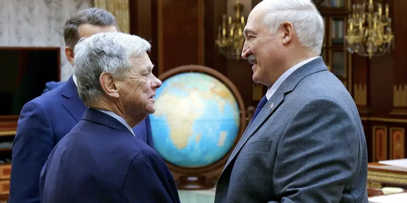 ჯონ კოული და ალექსანდრ ლუკაშენკო